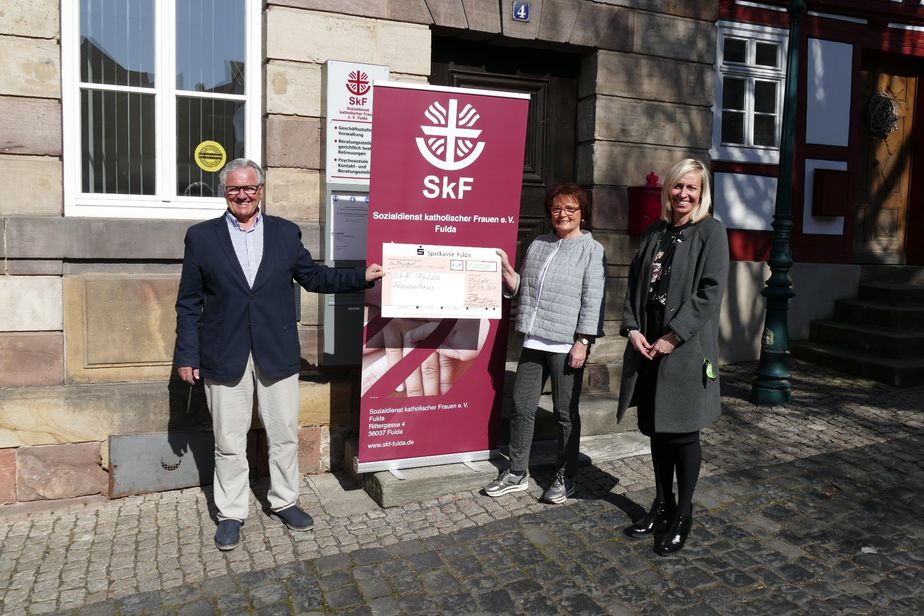 Rotary Rhön überreicht Spende für Frauenhaus 